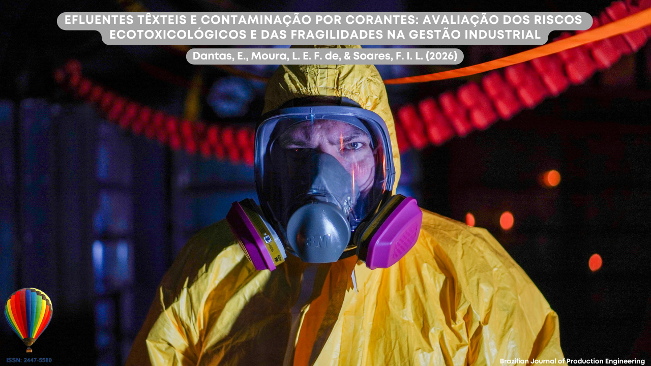 Imagem de um profissional utilizando equipamento de proteção química completo em um ambiente industrial. Ele veste um macacão de proteção amarelo e utiliza máscara respiratória com filtros e viseira transparente, indicando exposição potencial a substâncias perigosas. Ao fundo, observa-se um ambiente com iluminação intensa e elementos industriais desfocados, incluindo mangueiras e estruturas que sugerem processos produtivos. Na parte superior da imagem aparece o título do artigo: “Efluentes têxteis e contaminação por corantes: avaliação dos riscos ecotoxicológicos e das fragilidades na gestão industrial”, acompanhado dos autores Dantas, E., Moura, L. E. F. de, e Soares, F. I. L. (2026). No canto inferior está a identificação da Brazilian Journal of Production Engineering e o ISSN da revista.